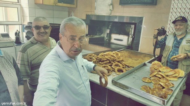 SİMİT DAĞITTI, CHP SEÇİM BÜROSUNU ZİYARET ETTİ.