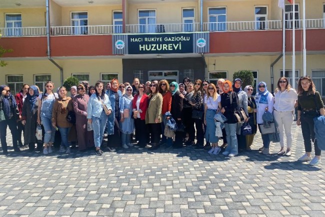 Talaslı kursiyerlerden Huzurevi'ne ‘Anneler Günü' ziyareti