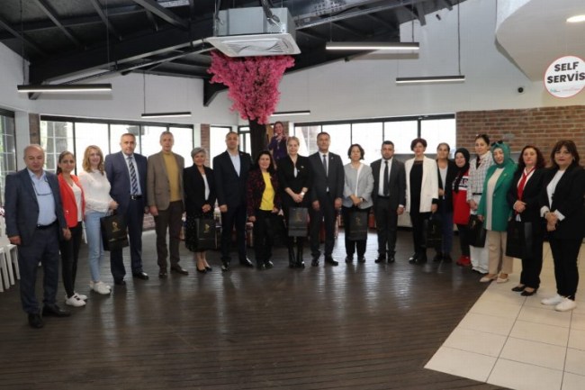 İzmit'te Anneler Günü'nde kadın muhtarlar unutulmadı