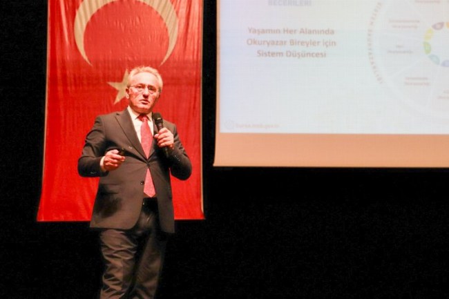 Alireisoğlu: "Yeni müfredat, merkezine "insanı almış bir yapıdadır"