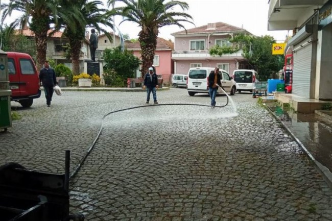 Dilovası'nda cadde ve sokaklar tazyikli suyla yıkanıyor