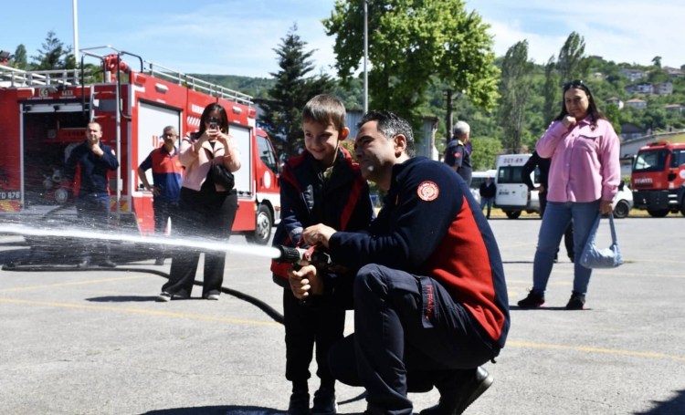 Engel tanımadılar, itfaiyeci oldular