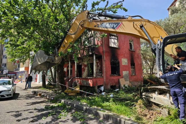 Gölcük'teki yangında hasar gören bina yıkıldı