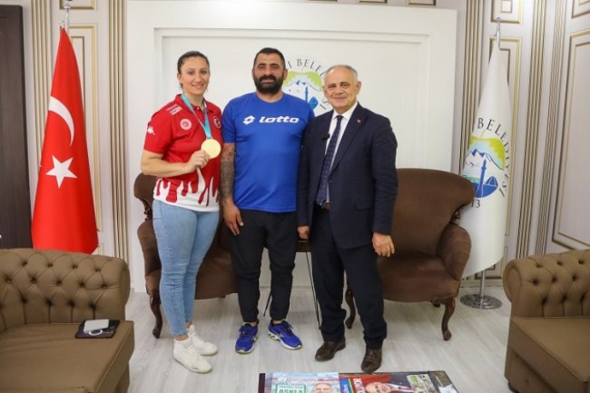 Şampiyon sporcudan Başkan Öztürk'e ziyaret