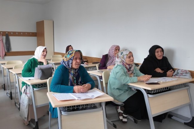 Çayırova'da okuma-yazma kurslarına devam