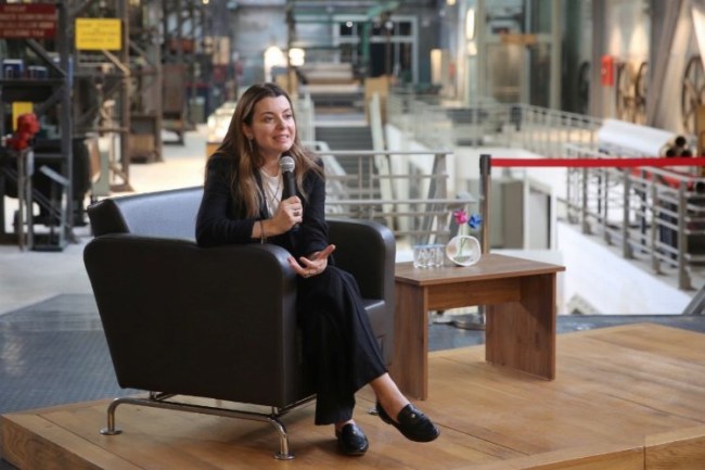 Şermin Yaşar: "Türkçe'nin en güzel kelimeleriyle heybenizi doldurun"