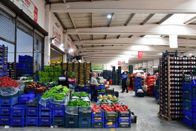 Başkan Zeyrek, hal esnafının yüzünü güldürdü