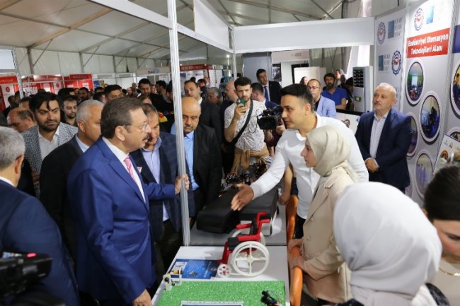 Hisarcıklıoğlu'dan Bilişim Fuarı'na tam not