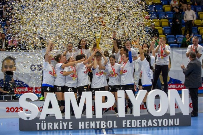 Kadınlar Süper'de şampiyon Armada Praxis Yalıkavak