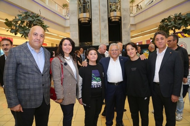 Büyükkılıç, 'Sağlık Hayattır, Sanat Hayattır Yağlı Boya Resim Sergisi'nin açılışına katıldı