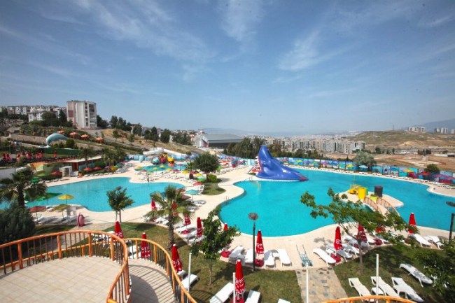 Karabağlar'da Aqua Yaşam Yüzme Havuzu açıldı