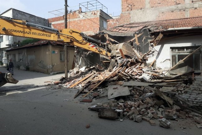 Osmangazi'de metruk binalar bir bir yıkılıyor