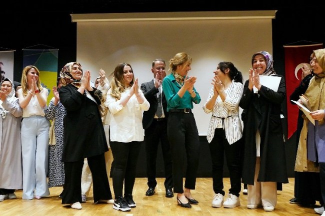Beylikdüzü'nde okuma yazma kursu yeni mezunlarını verdi
