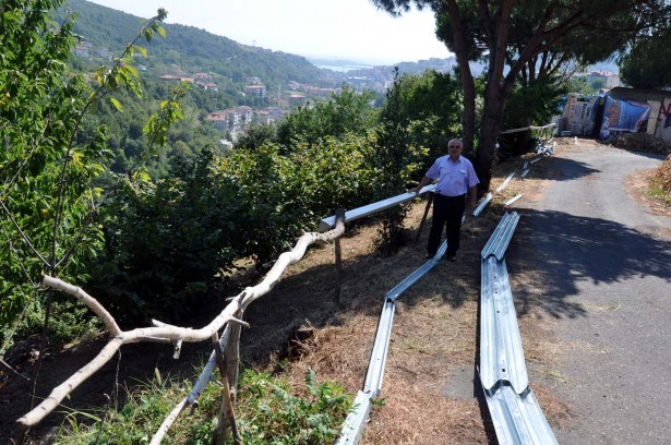 YOL KENARLARINA BARIYER YAPILIYOR.