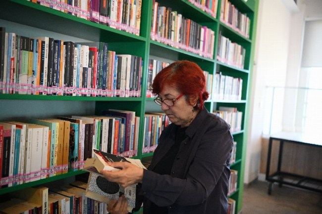 Kitap Kahve'nin müdavimi, gençlere örnek oluyor