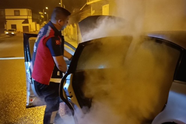 Bilecik'te seyir halindeki otomobil alev alev yandı