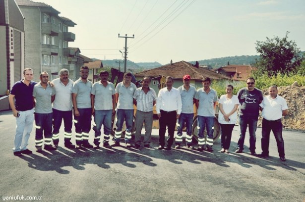 ASFALTIN ÜSTÜNDE HATIRA FOTOĞRAFI..