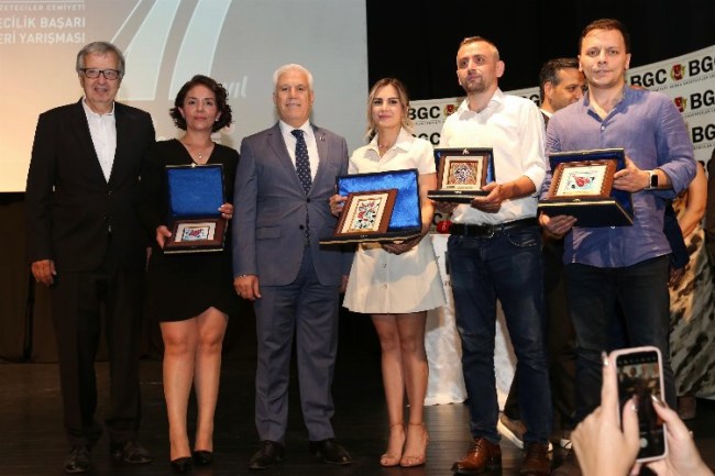 Başarılı gazeteciler ödüllerini Başkan Bozbey'in elinden aldı