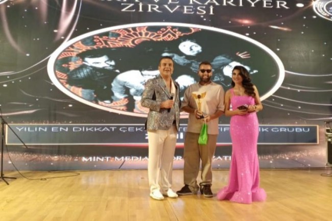 Zemin "Yılın En Dikkat Çeken Alternatif Rock Müzik Grubu" ödülünü aldı!