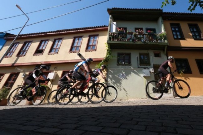 Pedallar Mysia Yolları'nın eşsiz doğasında çevrildi