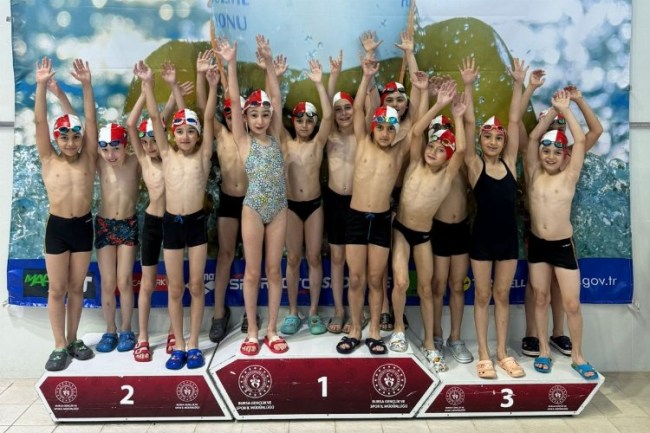 İzmitli minik yüzücüler Bursa'dan başarıyla döndü