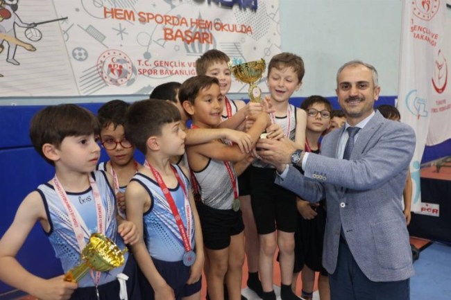 Çayırova'nın minik jimnastikçiler başarı kürsüsünde