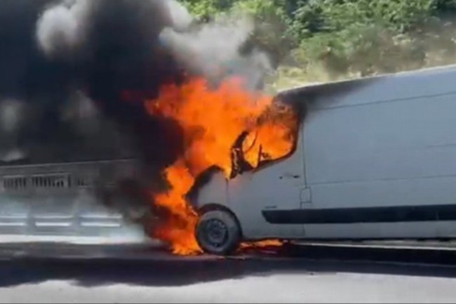 Anadolu Otoyolu'nda seyir halindeki minibüs yandı