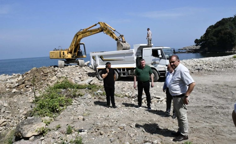 İncivez sahilinde temizlik çalışmaları başladı