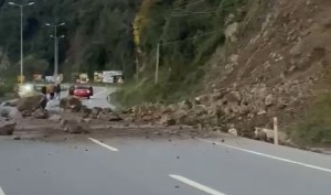Sürücülerin dikkatine.. Zonguldak yolunda heyelan