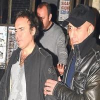 Güvenliklerin yardımıyla çıkabildi