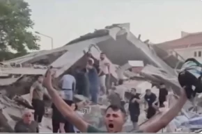 Sındırgıda bir bina yıkıldı