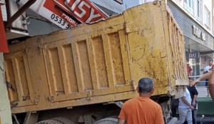 Freni patlayan kamyon dükkana daldı