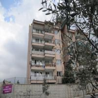 Bileklerini kesip, 5'inci kattan atladı..