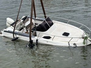 Kdz. Ereğlide fırtınada batan kabinli sürat teknesi denizden çıkarıldı