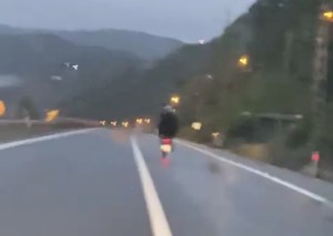 Yağmura Rağmen Tek Teker Üzerinde Tehlikeli Yolculuk