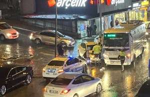Kdz. Ereğlide Yağışla Birlikte Trafik Kazası: Şans Eseri Yaralanan Olmadı