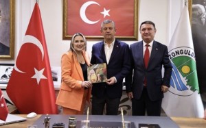 Sevcan Bahadırdan Özgür Özele Anlamlı Hediye: “Adalet Ağacı” Kitabı Zonguldakta Sunuldu