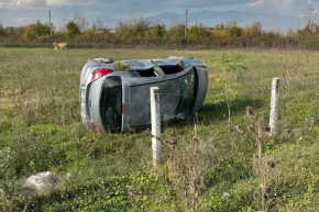 Şarampole devrilen otomobilde sürücü yaralandı