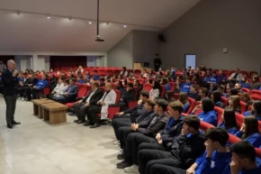 Bursa İnegölde Başkan Taban gençlerle bir arada