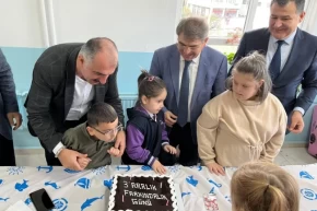 Mudanyada özel gereksinimli bireyler için pasta kesildi