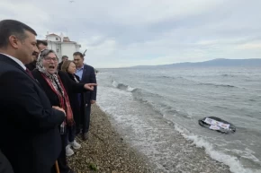 Pakize Anne den Mudanya da denize siyah çelenk