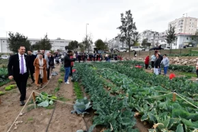 İzmir Bornovada kent bostanlarında hasat coşkusu