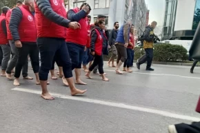 İzmirde çıplak ayaklı protesto