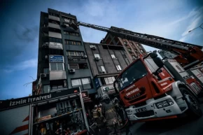 İzmirde iş hanını alevler sardı, itfaiye 12 kişiyi kurtardı