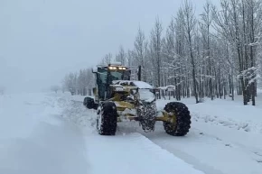 Erzurumda aşırı kar yağışı ve tipi ulaşımı felç etti