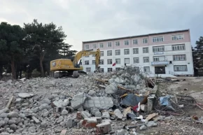 Bursa Hamitlerde 43 yıllık ortaokul yıkıldı... Yerine modern okul geliyor