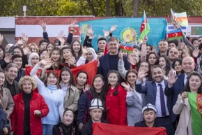 İzmirde Türk Dili Ailesi Günü coşkusu