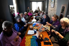 Antalya Muratpaşada Yaşlı Evinden çocukları ısıtacak örgü