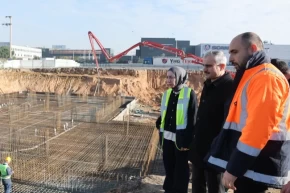 Kocaeli Çayırovanın yeni meslek lisesinde temel betonu seriliyor