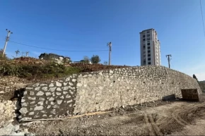 Orduda Fatsa Evkaf Mahallesine taş duvar çalışması